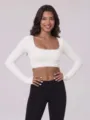 Γυναικείο ριβε crop top μακρυμάνικο, άνετη εφαρμοστή αθλητική μπλούζα με λαιμόκοψη U. - Λευκό Στυλ Α