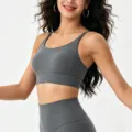 Set sportivo grigio scuro con reggiseno a spalline sottili e pantaloni da yoga. - Grigio Roccia Marina