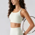 Set reggiseno sportivo bianco con spalline sottili, top fitness e leggings da yoga. - Avorio