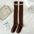 Braune Kniestrümpfe Japanischer Collegestil Gerippte Lange Socken mit Streifen & Emblem - Einheitsgröße / Kaffeebraun