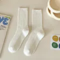 Einfarbige gerippte Damensocken, schlichte koreanische Alltags-Baumwollsocken in Weiß. - Einheitsgröße / Weiß