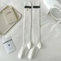 College Stil kniehohe Socken für Damen süße weiße lange Strümpfe mit schwarzen Streifen - Einheitsgröße / Weiß