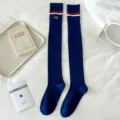 Britisches Design dunkelblaue Kniestrümpfe mit Streifen und gesticktem Abzeichen. - Einheitsgröße / Blau