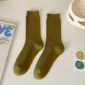 Olivgrüne gerippte Socken in mittlerer Länge, einfarbige koreanische Baumwollsocken Variante. - Einheitsgröße / Olivgrün
