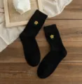 Schwarze Damen Wollsocken mit süßer gelber Blumenstickerei, gemütliche Winter Socken retro. - Einheitsgröße / Schwarz