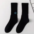 Schwarze Socken für Herren Streetwear Stil mit blauer Stickerei Slogan bequemer Baumwollstoff - Einheitsgröße 39-45 / Einfacher Stil / Schwarz