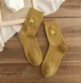 Damen senfgelbe Wollsocken mit süßer Blumenstickerei, mittelhoch, dick und warm für Winter. - Einheitsgröße / Kurkuma