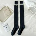 Dunkelgraue Kniestrümpfe mit weißen Streifen und gesticktem B-Emblem für Damen. - Einheitsgröße / Dunkelgrau