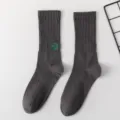 Dunkelgraue Herren Crew Socken mit cooler Stickerei Streetwear Skater Sportsocken Herren. - Einheitsgröße 39-45 / Einfacher Stil / Rauchgrau