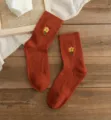 Damen warme mittelhohe Socken mit süßer gelber Blumenstickerei im gemütlichen Vintage-Stil. - Einheitsgröße / Ziegelrot