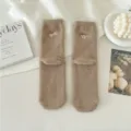 Cómodos calcetines de felpa de invierno para mujer, bonito diseño de perro y hueso bordado suave. - Talla única / Café
