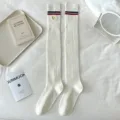 Weisse Overknee Socken im College Stil mit Streifen und besticktem B Abzeichen fuer Damen. - Einheitsgröße / Creme