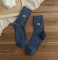 Blaue Wollsocken mit gelber Blumenstickerei, warme Wadenlange Freizeitsocken Damen. - Einheitsgröße / Marineblau