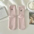 Calcetines medios rosas suaves y bonitos con gato y pez bordados para otoño e invierno. - Talla única / Rosa