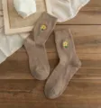 Chaussettes mi-hautes en tricot marron pour femmes, broderie de fleurs jaunes, variante. - Taille unique / Khaki