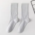 Hellgraue Freizeitsocken für Herren, stylische Streetwear Baumwollsocken mit Stickerei. - Hellgrau