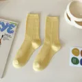 Damen gelbe gerippte Baumwolle Mittelsocken koreanischer Stil einfarbige weiche Freizeitsocken - Einheitsgröße / Gelb