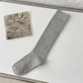 Chaussettes longues côtelées grises pour femmes, chaussettes montantes stylées au quotidien. - Taille unique / Mi-mollet Gris clair
