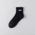 Calzini sportivi neri da uomo in cotone di media lunghezza con ricamo squalo blu, variante ideale. - Taglia unica / Squalo