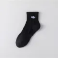 Calze da uomo nere di mezza altezza in cotone con elegante dettaglio di ricamo bianco. - Taglia unica / Pa