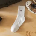 Calzini bianchi di cotone a metà tubo con simpatico design di squalo ricamato, comodi e chic. - Taglia unica / Squalo bianco