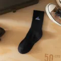 Calze a coste nere con ricamo di squalo, design streetwear elegante e confortevole per l'uso quotidiano. - Taglia unica / Pinna nera