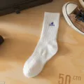 Calzini bianchi da uomo e donna con simpatico ricamo di squalo blu, cotone comodo e traspirante. - Taglia unica / Pinna bianca