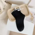 Schwarze Baumwoll-Mittelsocken mit weißen Rüschen und 3D-Schleifen, japanischer JK-Stil Mode. - Einheitsgröße / Schwarz mit weißem Rand