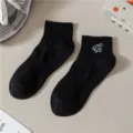 Calzini corti in cotone nero per uomo e donna con elegante ricamo di lettere, comodi e alla moda. - Taglia unica / Nero