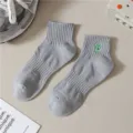 Calzini corti di cotone grigio con ricamo verde, calzini sportivi casual di coppia per la primavera. - Taglia unica / Grigio