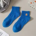 Calzini girocollo in cotone a coste blu con dettaglio di lettera ricamata per l'uso quotidiano. - Taglia unica / Blu