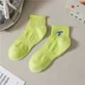 Calze corte verde neon con lettere ricamate, calze sportive in cotone trendy per coppie e sportivi. - Taglia unica / giallo fluorescente