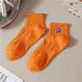 Paio di calzini corti a coste arancioni neon con elegante ricamo della lettera H. - Taglia unica / Arancione