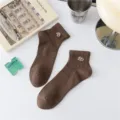 Herren braune Baumwoll-Kurzsocken mit atmungsaktivem Design und stilvollen Stickerei-Details. - Einheitsgröße / Kaffeebraun