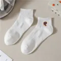 Calzini corti bianchi in cotone con lettera R ricamata, comodo stile sportivo e casual. - Taglia unica / Bianco