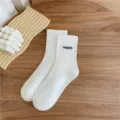 Weiße Damen-Mittelsocken mit Rippstrick-Design und niedlicher ALWAYS-Buchstaben-Stickerei. - Crew-Socken / ALW Schwarzer Buchstabe