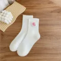 Weiße mittelhohe Socken für Damen mit roten gestickten Buchstaben im japanischen College-Stil. - Crew-Socken / CUTE Roter Buchstabe