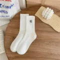 Weiße Damen Wadenstrümpfe mit süßen bestickten Buchstaben, japanischer lässiger Alltagsstil. - Crew-Socken / CUTE Schwarzer Buchstabe