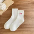 Weisse Mitteltuben-Socken mit pinkfarbener LUSH-Bestickung, japanischer Ins-Stil-Baumwollsocken. - Crew-Socken / LUSH Roter Buchstabe