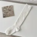 Chaussettes hautes côtelées blanches pour femmes, chaussettes longues classiques. - Taille unique / Blanc Mollet