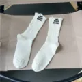 Calzini bianchi strappati da donna con lettere ricamate alla moda e design in maglia cava. - Taglia unica / Bianco
