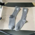 Calzini donna grigi a coste con effetto strappato e lettere ricamate stile casual chic. - Taglia unica / Grigio