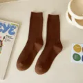 Braune gerippte Socken in mittlerer Länge, einfarbige Baumwollsocken im koreanischen Stil. - Einheitsgröße / Braun