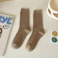 Braune gerippte Damen-Mittelsocken, einfarbige bequeme Baumwollsocken für den Alltag. - Einheitsgröße / Khaki