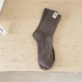 Chaussettes mi-hautes unies en coton pour hommes avec fond antidérapant texturé et petite étiquette élégante. - Taille unique / Gris foncé