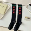 Chaussettes hautes noires style collège avec cœurs rouges et rayures vertes pour femmes. - Taille unique / Noir