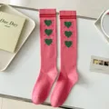 Chaussettes hautes roses à motifs de cœurs verts, chaussettes longues préppy pour femmes. - Taille unique / Rose