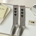 Chaussettes hautes grises avec rayures roses et coeurs noirs, style college retro variant. - Taille unique / Gris clair