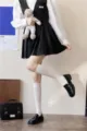Calcetines altos blancos clásicos para estudiantes combinados con mocasines negros. - Calcetines Media Pierna Aprox 30cm / Blanco