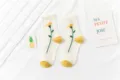 Retro japanische Damen Wadenstrümpfe mit gelber Blumenstickerei, gemütlich und modisch im Alltag. - Einheitsgröße / Weiß mit großen gelben Blumen